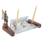 Adalet Heykeli Figürlü Kristal Masa İsimliği Arka